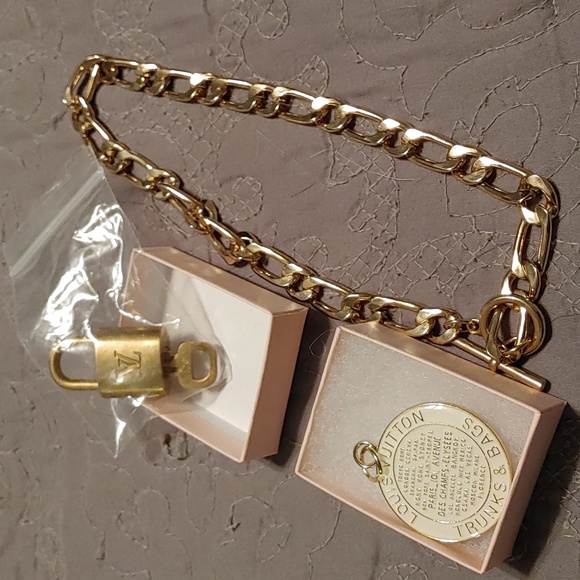 Louis Vuitton lock & key # 321 with trunks & bag charm - Picture 8 of 8